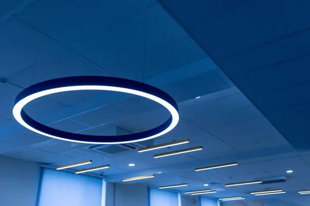 Instalação de luminária de teto
